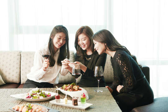 브라이덜 샤워 파티를 갖는 예비 신부들이 늘고 있다. 브라이덜 샤워 파티는 예비신부가 친구들을 초대해 청첩장을 건네며 유쾌한 수다 시간을 갖는 것을 말한다. 브라이덜 샤워 파티 장소로는 역시 호텔이 제격이다. 호텔마다 브라이덜 샤워 파티 패키지를 내놓고 있다. 쉐라톤 서울 디큐브시티 호텔 제공